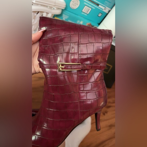 Never worn Dark red snake skin healed boots size 9.5 - Picture 5 of 6